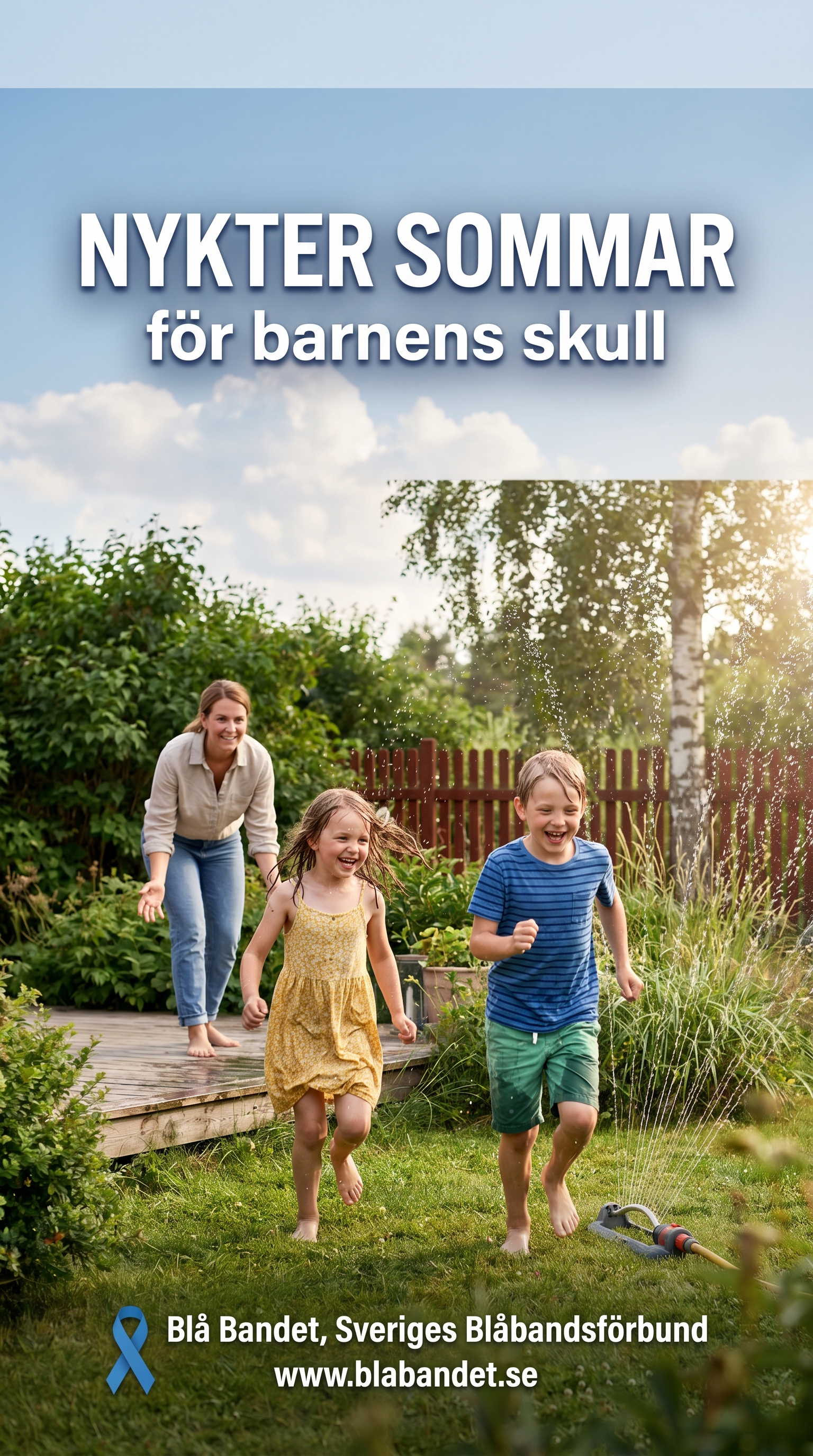Barn springer i vattenspridaren